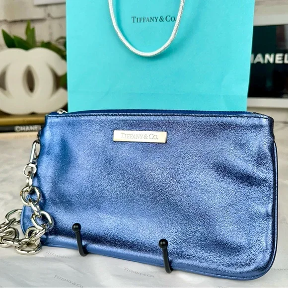 SOLD Tiffany & Co wristlet pouch in BEAUTIFUL blue metallic with chain BRAND … - Picture 2 of 13